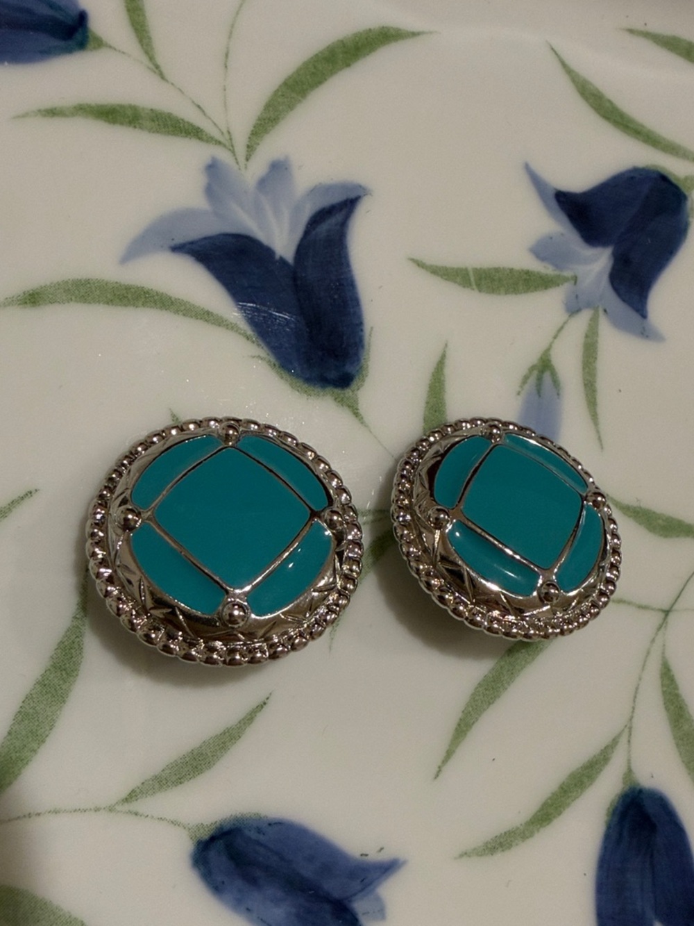 unsigned vintage silver-tone turquoise cabochon clip-ons (~1 inch wide) LIKE NEW